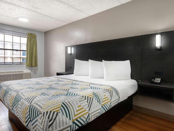 Studio 6 San Antonio TX Northwest Medical Center : photo 5 de la chambre chambre lit king-size avec douche à l'italienne - accessible aux personnes à mobilité réduite - non-fumeurs