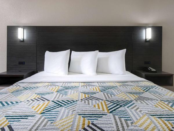 Studio 6 San Antonio TX Northwest Medical Center : photo 1 de la chambre chambre lit king-size avec douche à l'italienne - accessible aux personnes à mobilité réduite - non-fumeurs