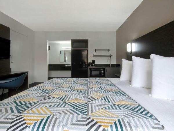 Studio 6 San Antonio TX Northwest Medical Center : photo 2 de la chambre chambre lit king-size avec douche à l'italienne - accessible aux personnes à mobilité réduite - non-fumeurs