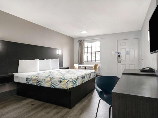 Studio 6 San Antonio TX Northwest Medical Center : photo 4 de la chambre chambre lit king-size avec douche à l'italienne - accessible aux personnes à mobilité réduite - non-fumeurs