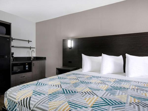 Studio 6 San Antonio TX Northwest Medical Center : photo 3 de la chambre chambre lit king-size avec douche à l'italienne - accessible aux personnes à mobilité réduite - non-fumeurs