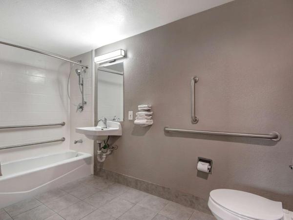 Studio 6 San Antonio TX Northwest Medical Center : photo 5 de la chambre chambre avec 2 lits queen-size - accessible aux personnes à mobilité réduite - non-fumeurs