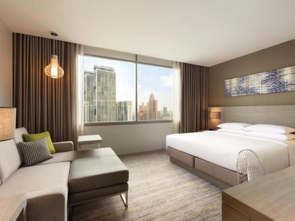 Hyatt Place Bangkok Sukhumvit : photo 2 de la chambre chambre lit king-size avec canapé-lit et vue