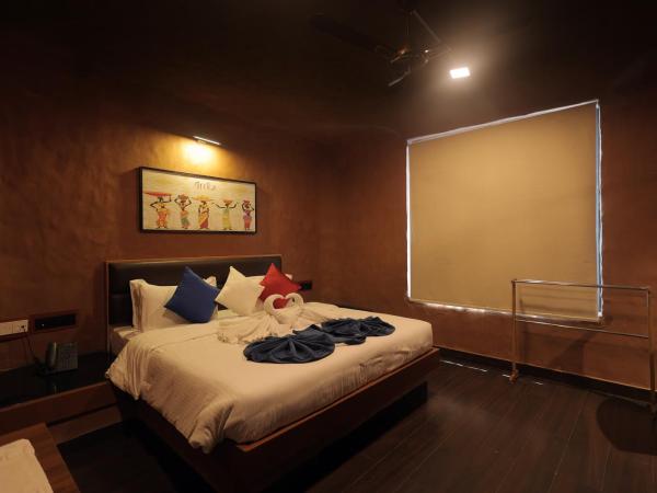 MJ Avyanna Resort & Convention Centre, Bengaluru : photo 4 de la chambre chambre lit king-size - vue sur piscine 