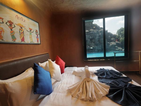 MJ Avyanna Resort & Convention Centre, Bengaluru : photo 7 de la chambre chambre lit king-size - vue sur piscine 