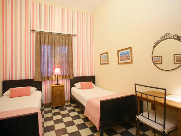 Málaga Lodge Guesthouse : photo 1 de la chambre chambre lits jumeaux avec salle de bains commune