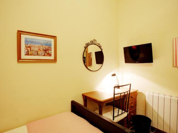 Málaga Lodge Guesthouse : photo 2 de la chambre chambre lits jumeaux avec salle de bains commune