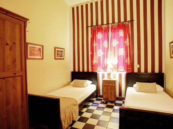 Málaga Lodge Guesthouse : photo 3 de la chambre chambre lits jumeaux avec salle de bains commune