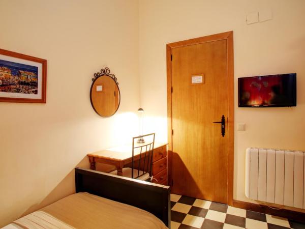 Málaga Lodge Guesthouse : photo 4 de la chambre chambre lits jumeaux avec salle de bains commune