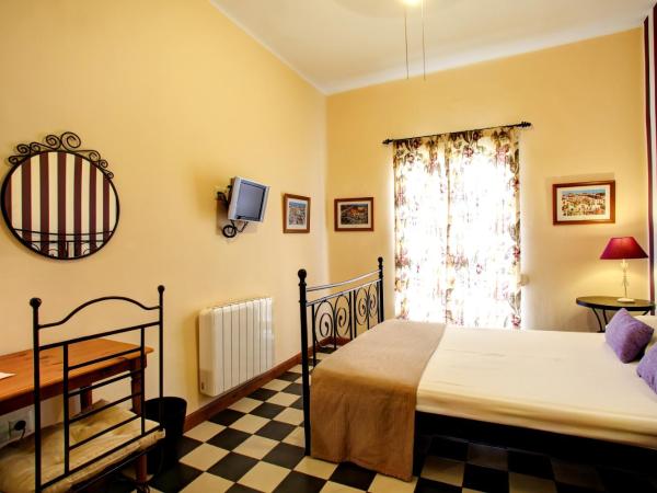 Málaga Lodge Guesthouse : photo 2 de la chambre chambre double avec salle de bains commune