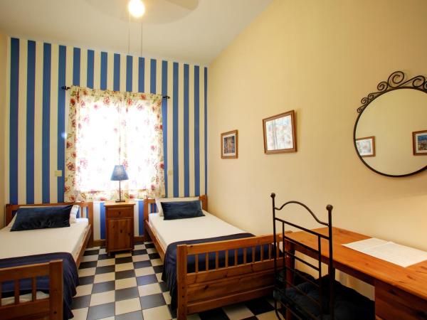 Málaga Lodge Guesthouse : photo 7 de la chambre chambre lits jumeaux avec salle de bains commune