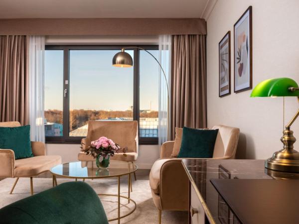 JW Marriott Hotel Berlin : photo 2 de la chambre studio exécutif lit king-size avec accès au salon club exécutif