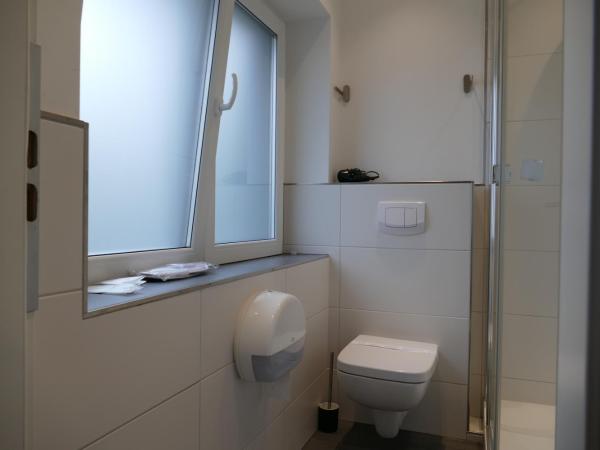 Pension Sölde : photo 5 de la chambre chambre lits jumeaux avec salle de bains privative