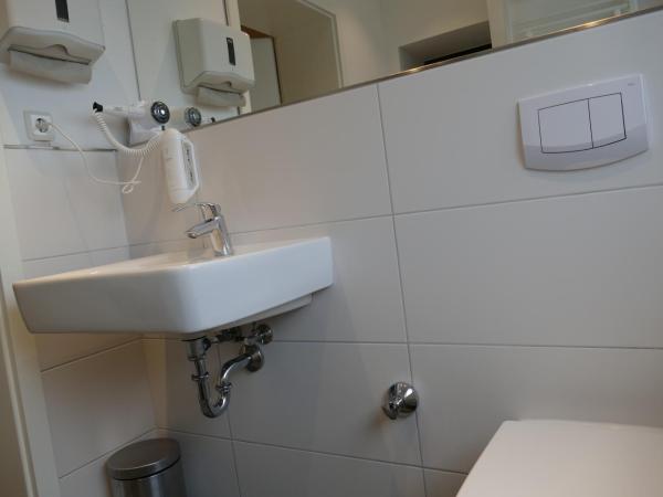 Pension Sölde : photo 6 de la chambre chambre lits jumeaux standard avec salle de bains commune