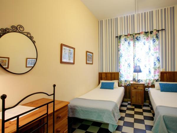 Málaga Lodge Guesthouse : photo 5 de la chambre chambre lits jumeaux avec salle de bains commune