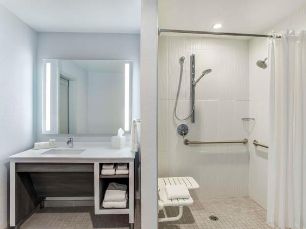 Embassy Suites by Hilton Atlanta Midtown : photo 1 de la chambre king suite with roll-in shower - mobility and hearing access/non-smoking