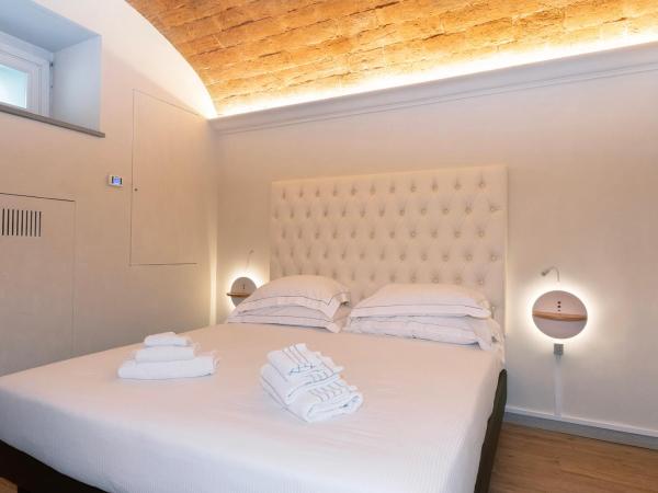 Florence Luxury Guest House : photo 1 de la chambre chambre double avec salle de bains privative séparée - sous-sol