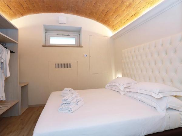 Florence Luxury Guest House : photo 3 de la chambre chambre double avec salle de bains privative séparée - sous-sol