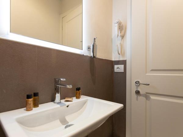 Florence Luxury Guest House : photo 6 de la chambre chambre double avec salle de bains privative séparée - sous-sol