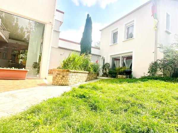 Reims Sherpa Guest House : photo 3 de la chambre studio avec vue sur jardin