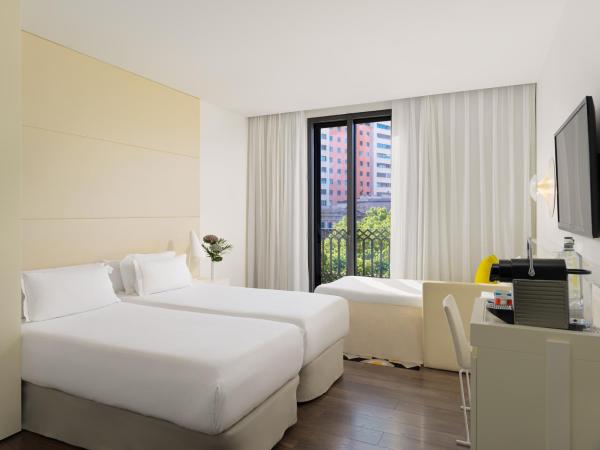 H10 Urquinaona Plaza : photo 1 de la chambre chambre triple