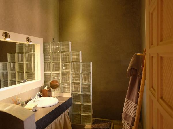 Asnouss : photo 4 de la chambre chambre double avec salle de bains privative