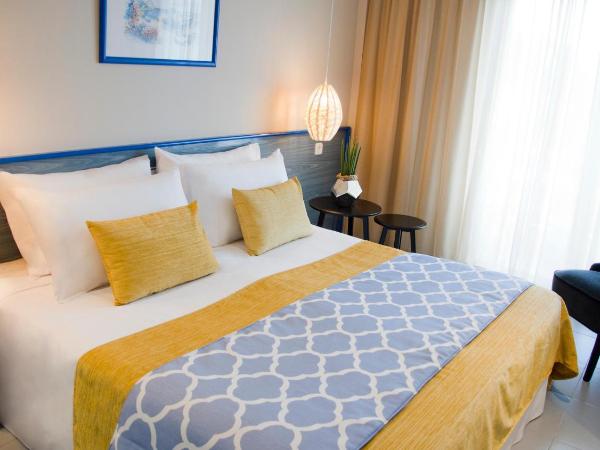 ALEGRIA Fenals Mar : photo 1 de la chambre chambre lits jumeaux