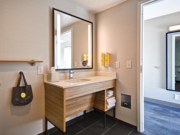 Tru By Hilton Louisville Airport : photo 4 de la chambre chambre avec 2 lits queen-size et douche accessible en fauteuil roulant - accessible aux personnes à mobilité réduite - non-fumeurs