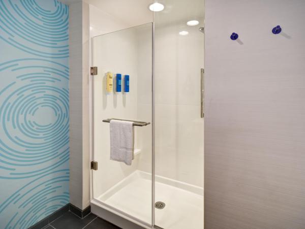 Tru By Hilton Louisville Airport : photo 1 de la chambre chambre avec 2 lits queen-size - pour personnes malentendantes