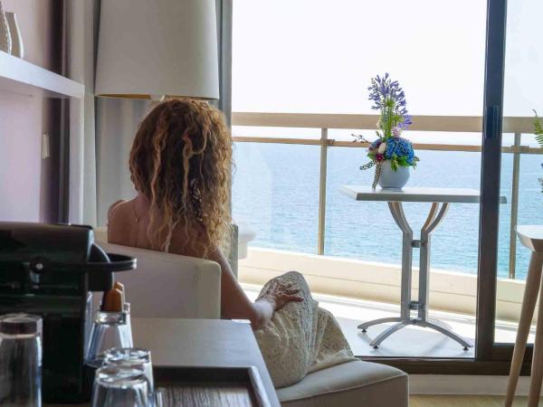 Pullman Cannes Mandelieu Royal Casino : photo 6 de la chambre chambre supérieure avec terrasse - vue sur mer