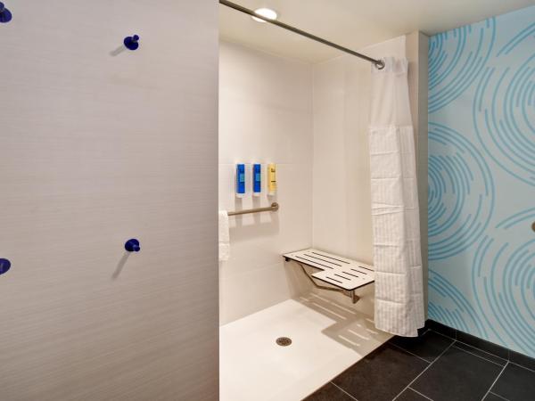 Tru By Hilton Louisville Airport : photo 3 de la chambre chambre avec 2 lits queen-size et douche accessible en fauteuil roulant - accessible aux personnes à mobilité réduite - non-fumeurs
