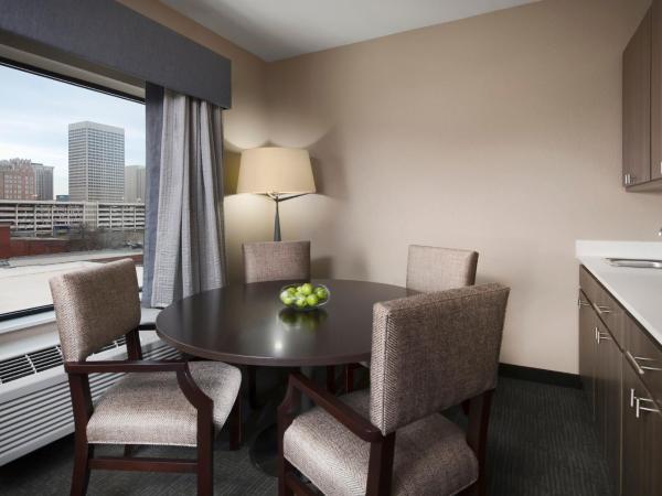 Holiday Inn Express & Suites Oklahoma City Downtown - Bricktown, an IHG Hotel : photo 6 de la chambre chambre lit king-size exécutive avec canapé-lit