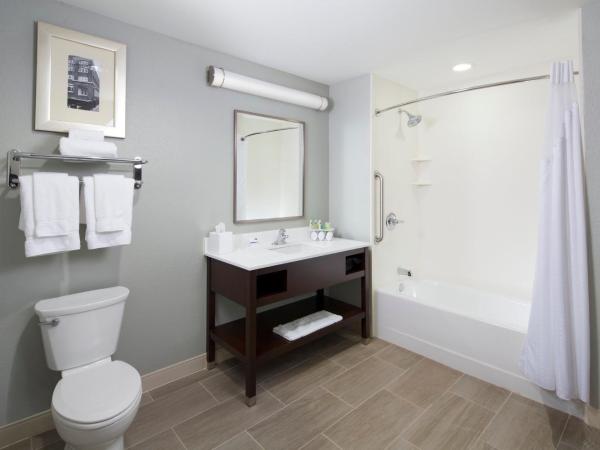 Holiday Inn Express & Suites Oklahoma City Downtown - Bricktown, an IHG Hotel : photo 3 de la chambre chambre lit king-size exécutive avec canapé-lit