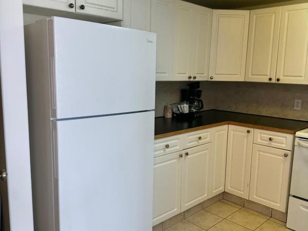 Western Budget Motel East Red Deer : photo 3 de la chambre suite familiale