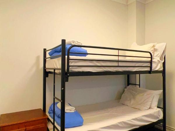 Fort Street Accommodation : photo 3 de la chambre chambre quadruple avec salle de bains commune