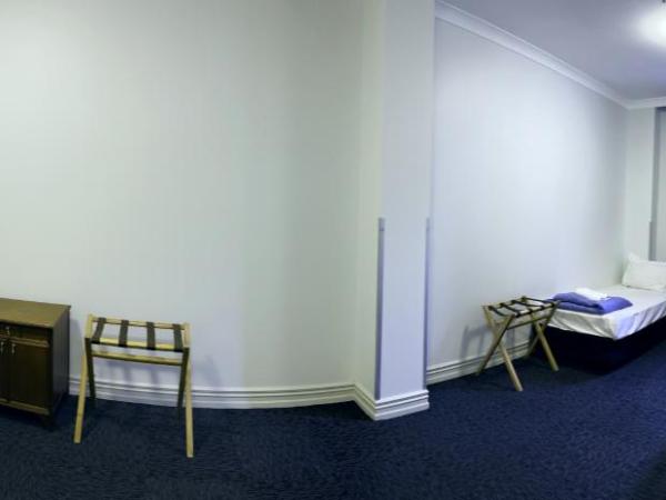 Fort Street Accommodation : photo 1 de la chambre chambre quadruple avec salle de bains commune