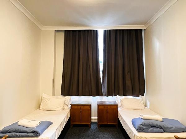 Fort Street Accommodation : photo 2 de la chambre chambre quadruple avec salle de bains commune
