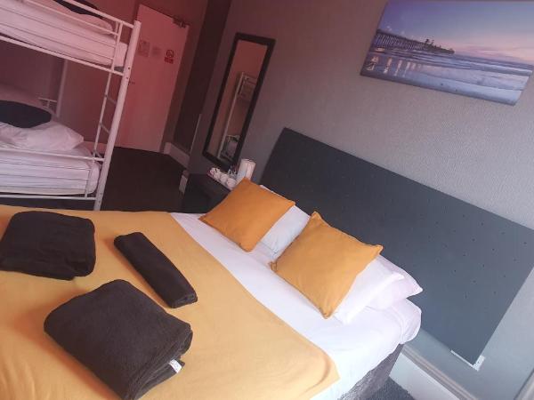 Las Palmas Hotel by the Sea : photo 2 de la chambre chambre familiale avec salle de bains privative