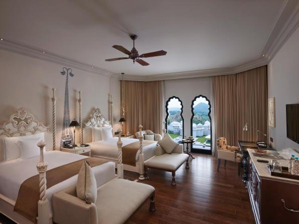 Fairmont Jaipur : photo 1 de la chambre deluxe room twin- (non smoking) 02 pint of beer per room per stay, 20% off on spa,f&b and laundry, evening rituals shaam-e-khaas, happy hours ( buy 1 get 1) at anjum bar on selected beverages.