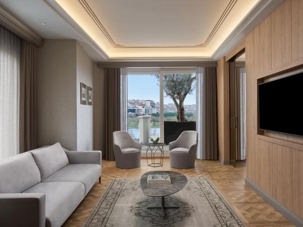 Lazzoni Hotel : photo 1 de la chambre suite lifestyle avec terrasse et baignoire spa