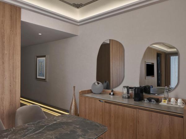 Lazzoni Hotel : photo 4 de la chambre suite lifestyle avec terrasse et baignoire spa