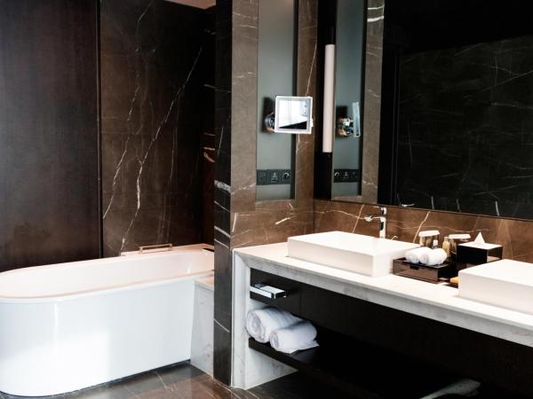 Hilton Ningbo Dongqian Lake : photo 3 de la chambre chambre lit king-size - vue sur lac