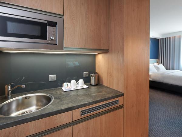 Holiday Inn Express & Suites - Basel - Allschwil, an IHG Hotel : photo 8 de la chambre suite lit queen-size avec canapé-lit