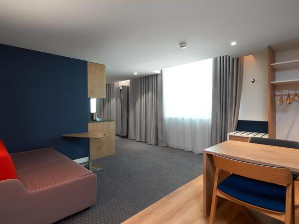 Holiday Inn Express & Suites - Basel - Allschwil, an IHG Hotel : photo 8 de la chambre suite lit queen-size avec canapé-lit