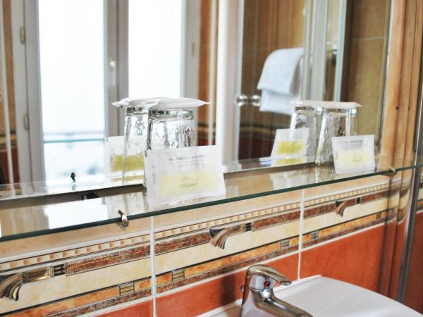 Hôtel Avenir Jonquière : photo 7 de la chambre chambre double avec salle de bains privative