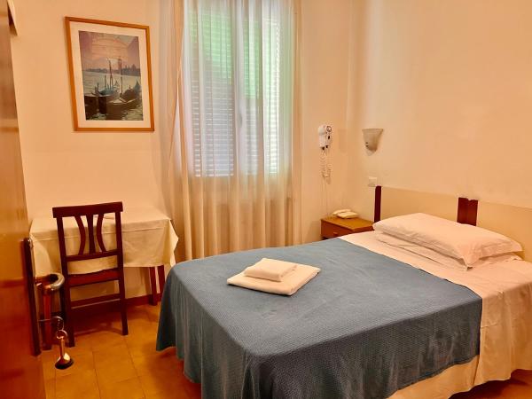 Hotel Canada : photo 10 de la chambre petite chambre double