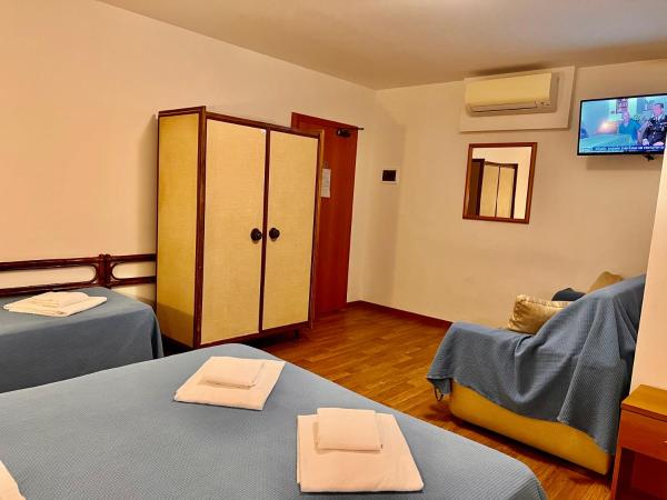 Hotel Canada : photo 3 de la chambre chambre familiale avec vue sur canal