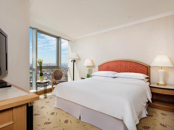 Sheraton Nanjing Kingsley Hotel & Towers : photo 4 de la chambre suite panaroma avec 1 lit king-size et accès au salon tour