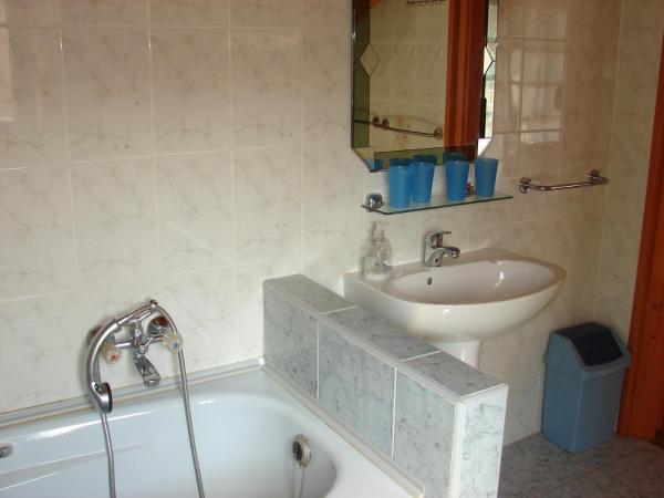 Napfény villa : photo 2 de la chambre chambre familiale avec balcon