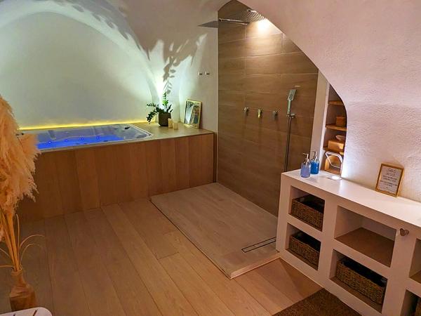Suite 6 : photo 2 de la chambre chambre lit king-size avec baignoire spa